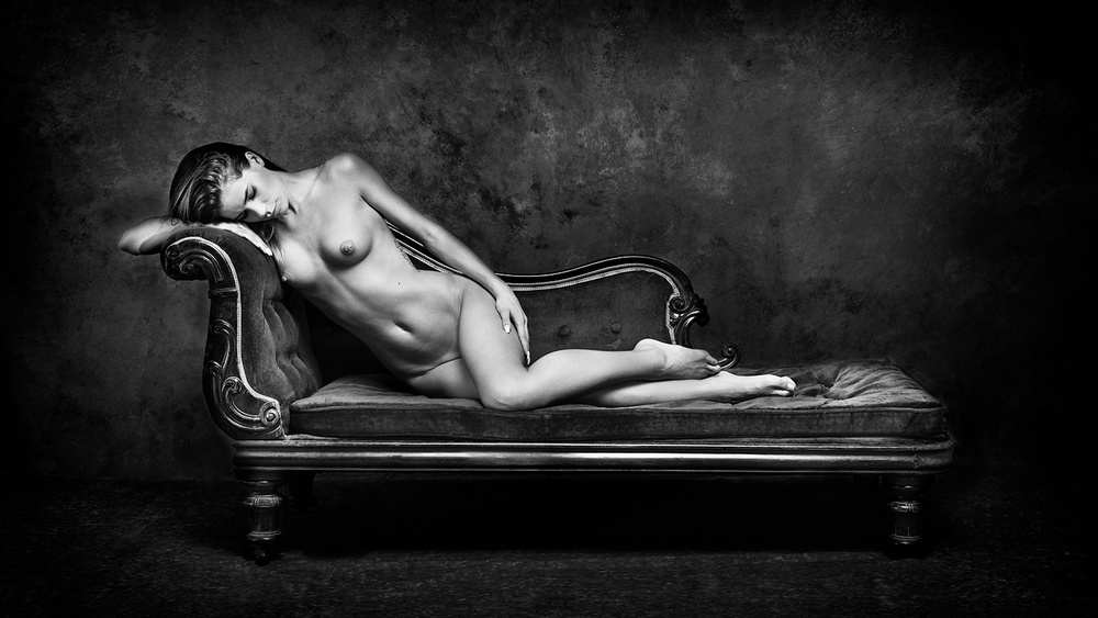 Lorena on the couch III von Joan Gil Raga