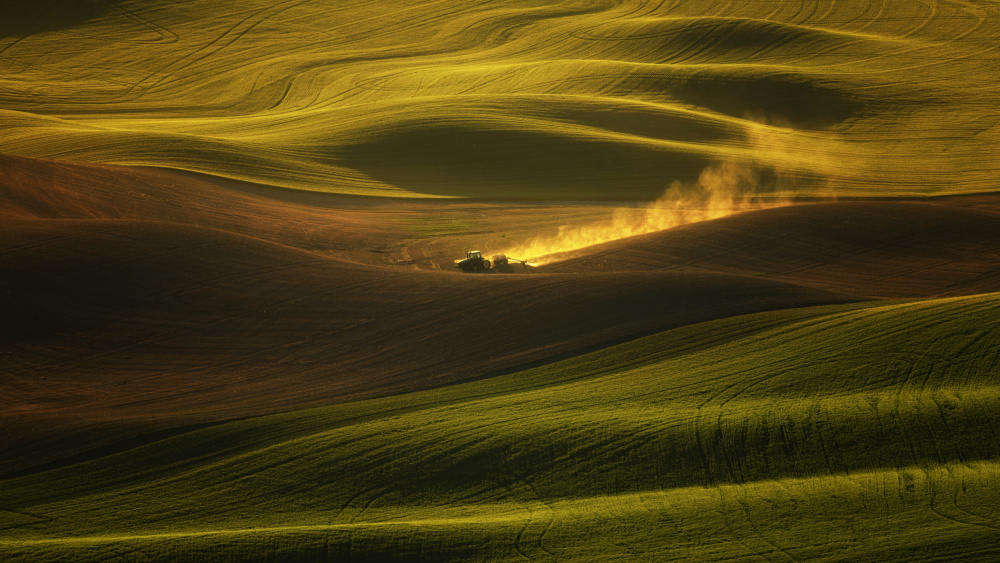 A tractor in the Palouse wheat fields von Joan Zhang