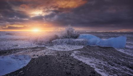 Dramatic sky in the beach 7R7515