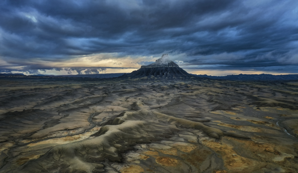 Cloudy morning at Factory Butte von Joanna W