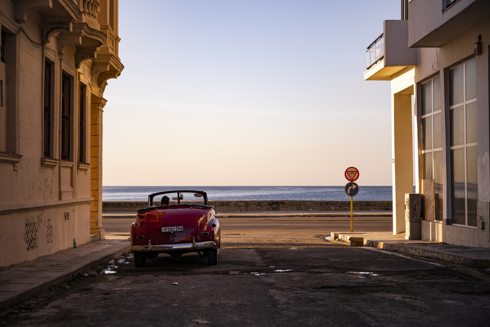 Watching the sun set - Havana von John Deakin