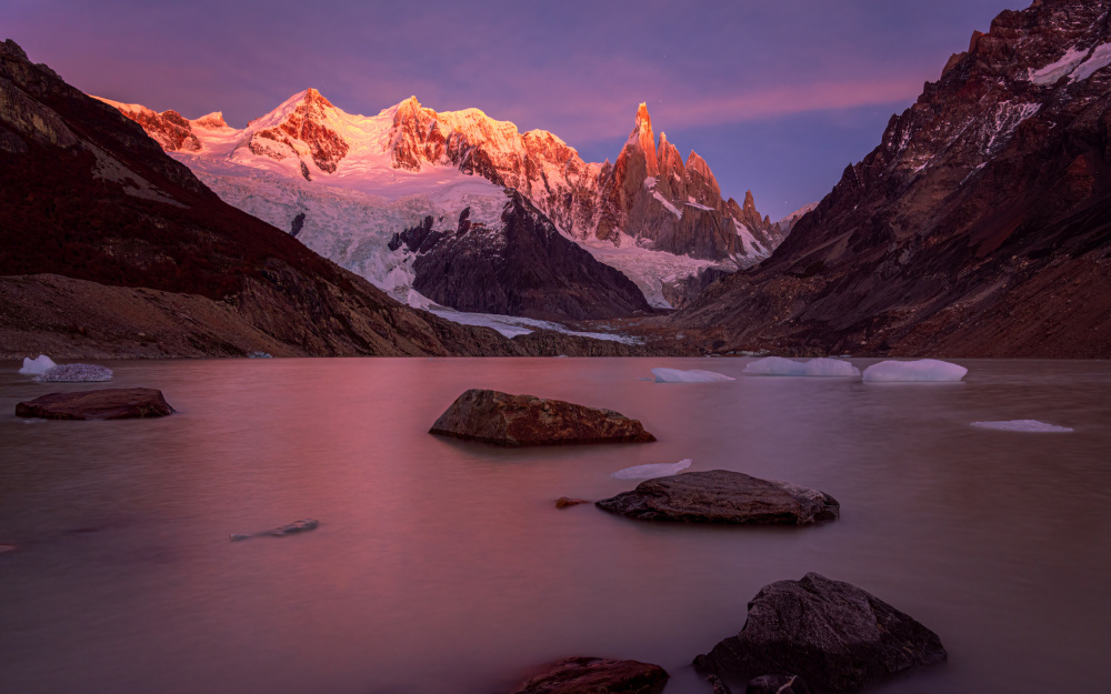 Alpenglow at Laguna Torre von John J. Chen