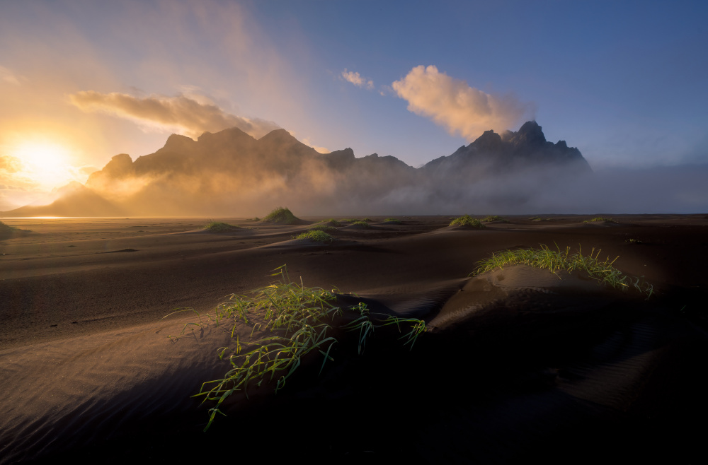 Vestrahorn shrouded in mist and clouds von John J. Chen