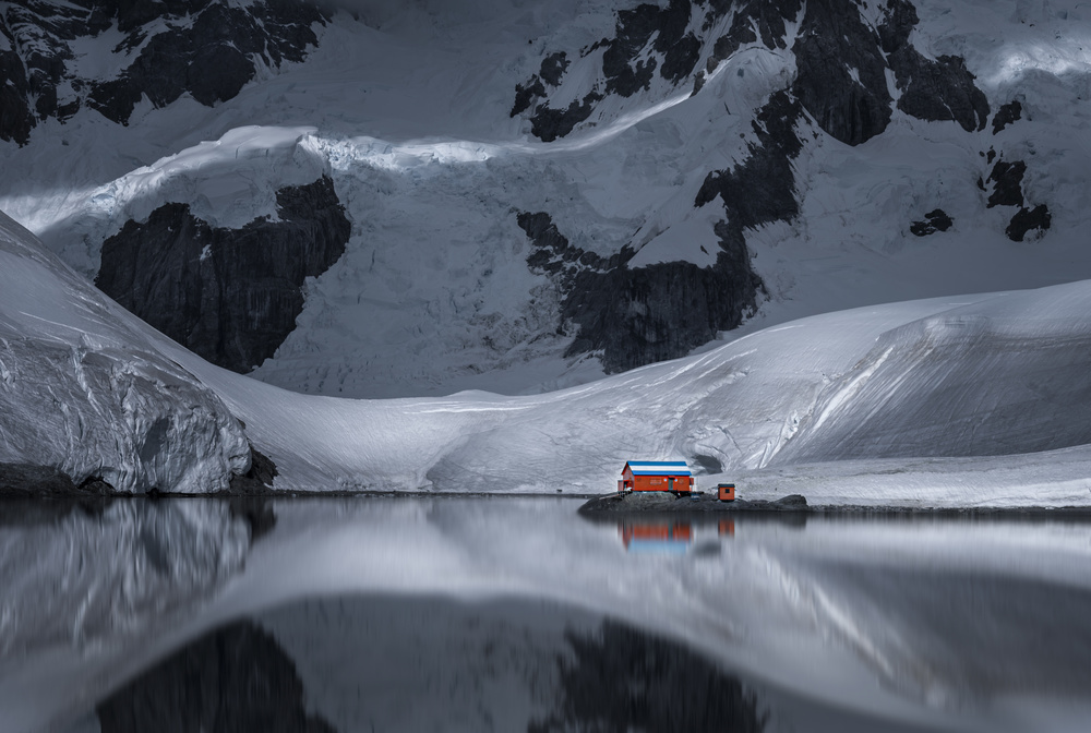 A Red House by Antarctica Glacier von John-Mei Zhong