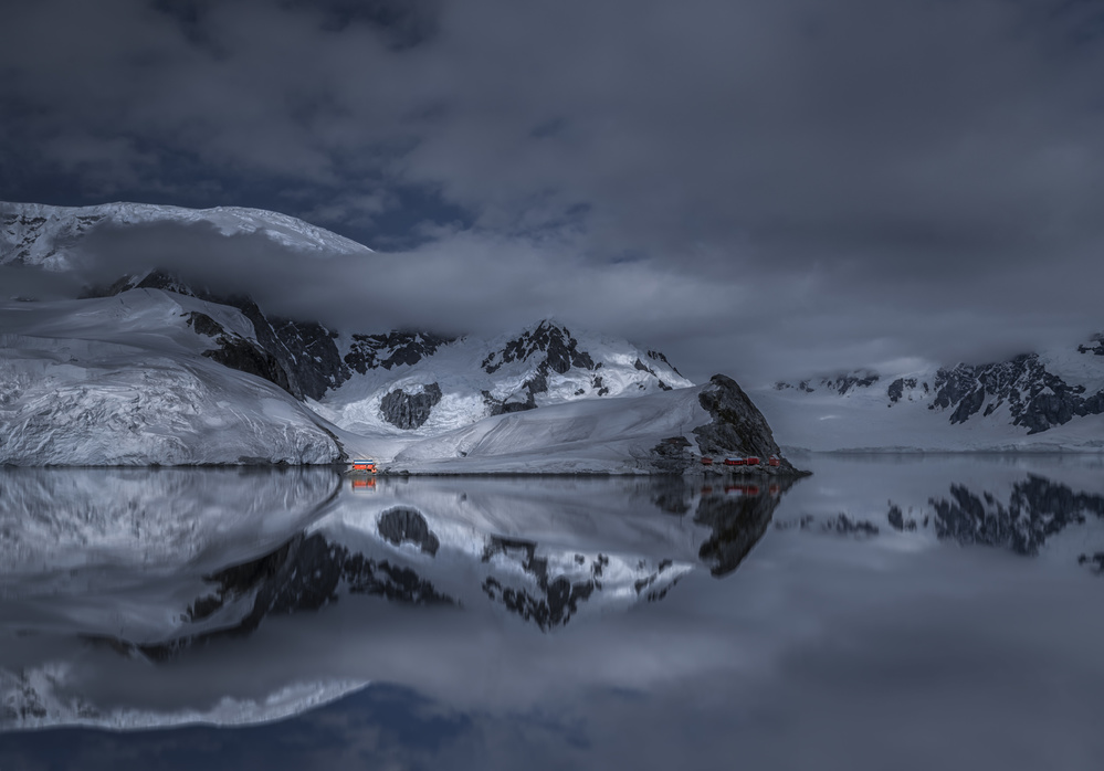 Paradise Bay of Antarctica von John-Mei Zhong