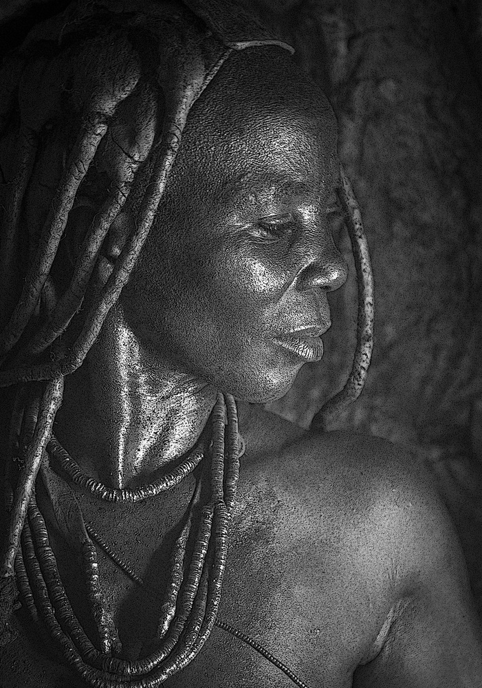 Himba woman in profile von John Rickwood