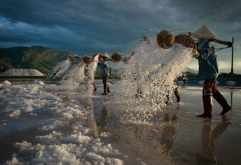 Salt field at work von John Yuk Kong Chung