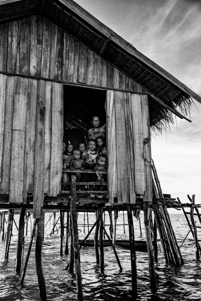 Under the same roof- lifestyles of the sea gipsy peoples von John Yuk Kong Chung