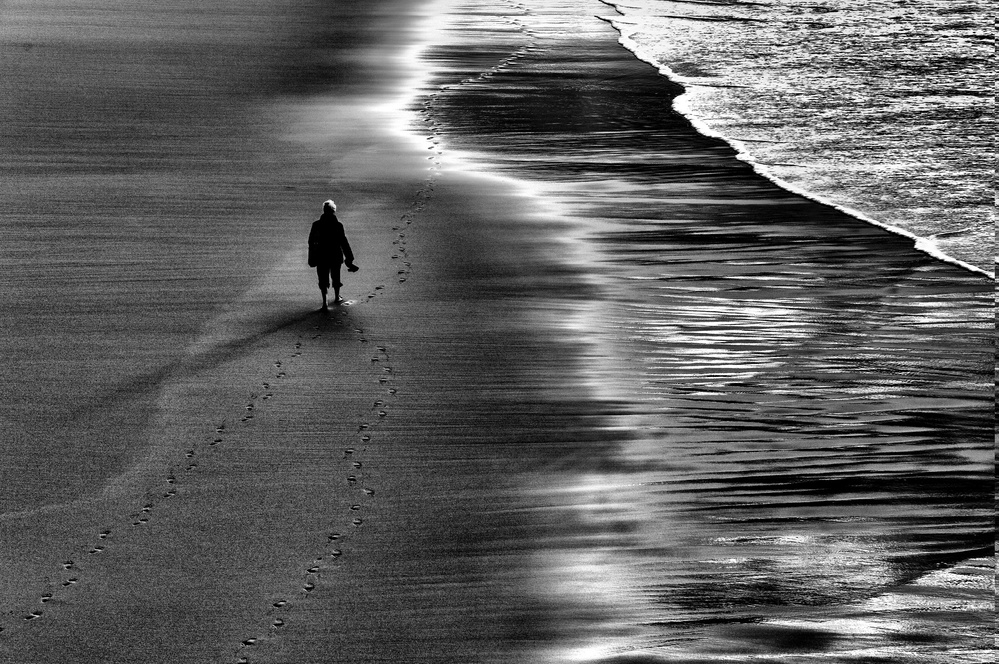 Between sand and water, lonely woman von Jois Domont ( J.L.G.)