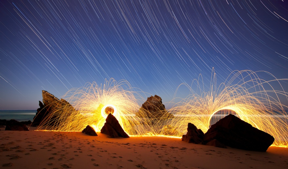 Fire in Star trails von Jorge Feteira