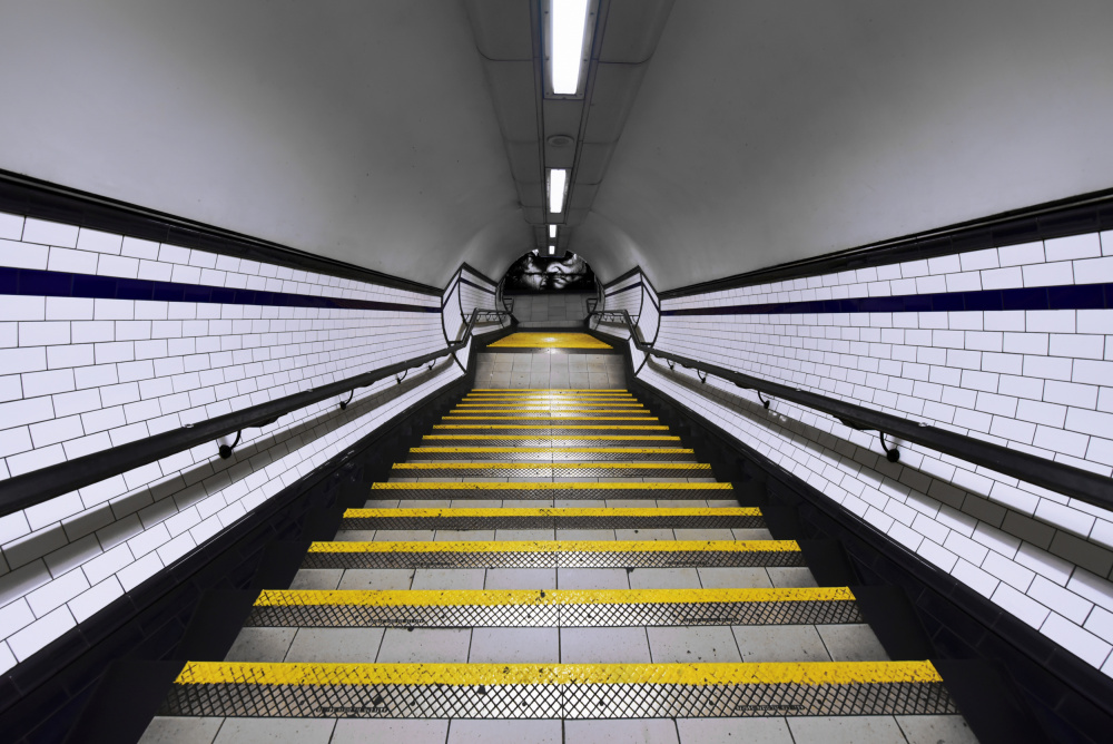 This yellow line road von Jorge Pimenta