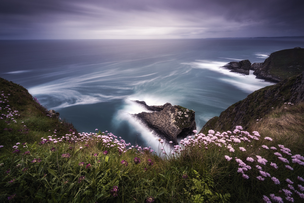 On the edge of the cliff von Jorge Ruiz Dueso