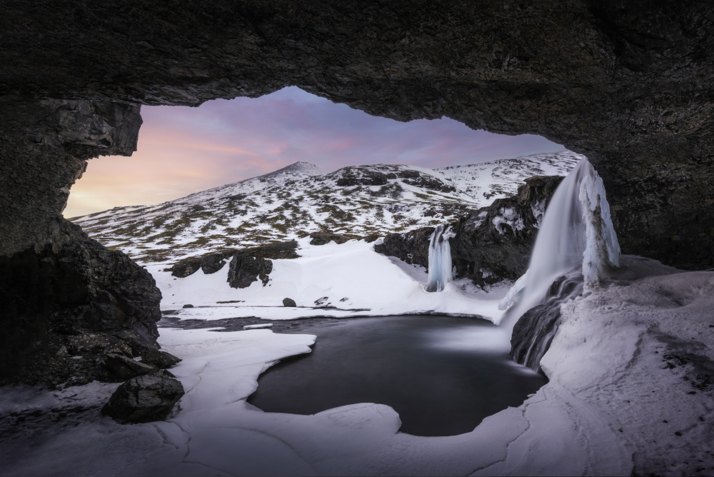 Into the Cave von Jorge Ruiz Dueso