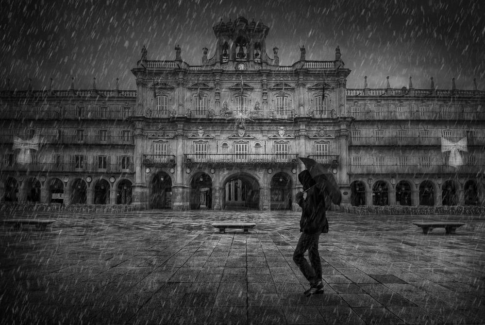 Walking along the square von Jose C. Lobato