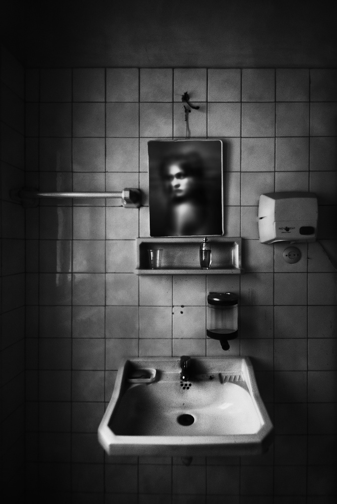 Dreams in the bathroom von Jose C. Lobato