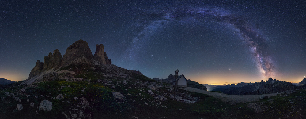 THE CHURCH AND THE BOW von Jose Parejo