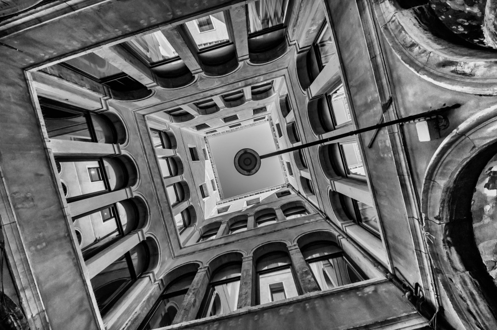 Looking up von Joshua Raif