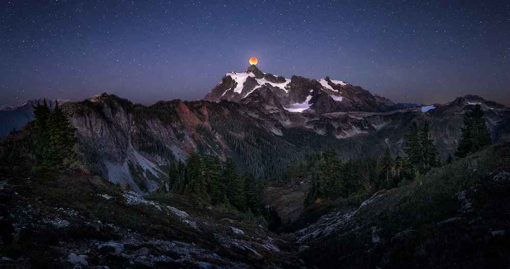 Blood Moon over Mt. Shuksan von Joshua Zhang