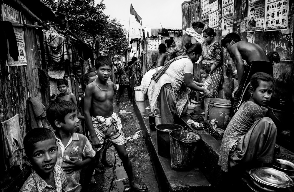 Doing the washing up - Bangladesh von Joxe Inazio Kuesta Garmendia