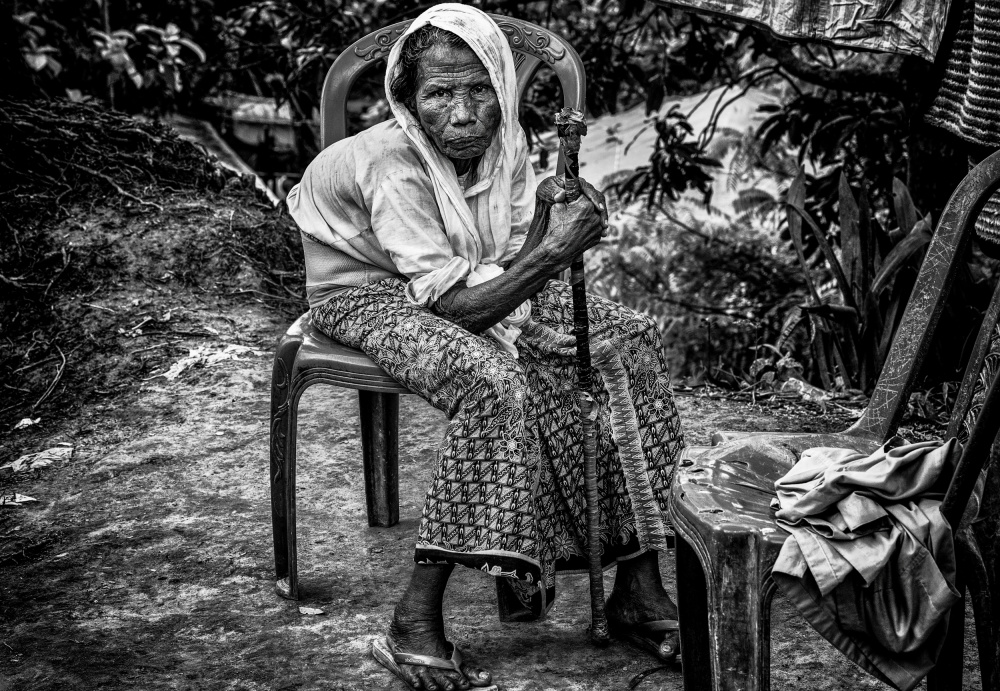 Elderly Rohingya refugee woman. von Joxe Inazio Kuesta Garmendia