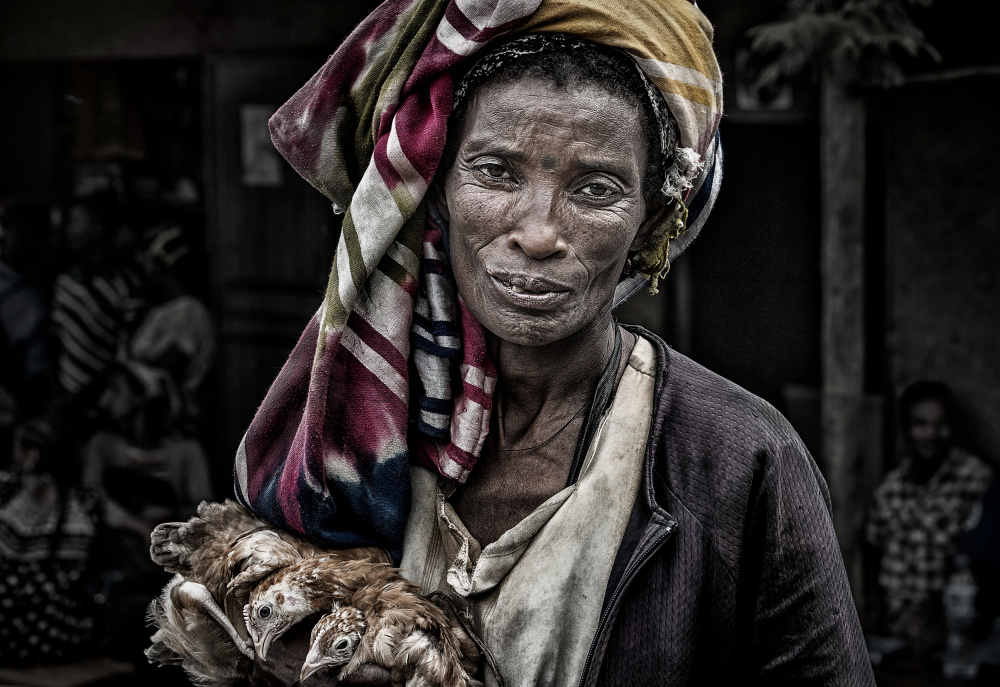 Ethiopian woman with chickens in a market von Joxe Inazio Kuesta Garmendia