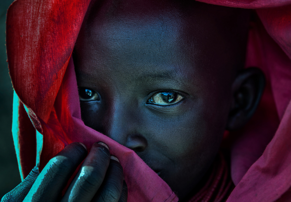 Ethiopian child covered in a red robe. von Joxe Inazio Kuesta Garmendia