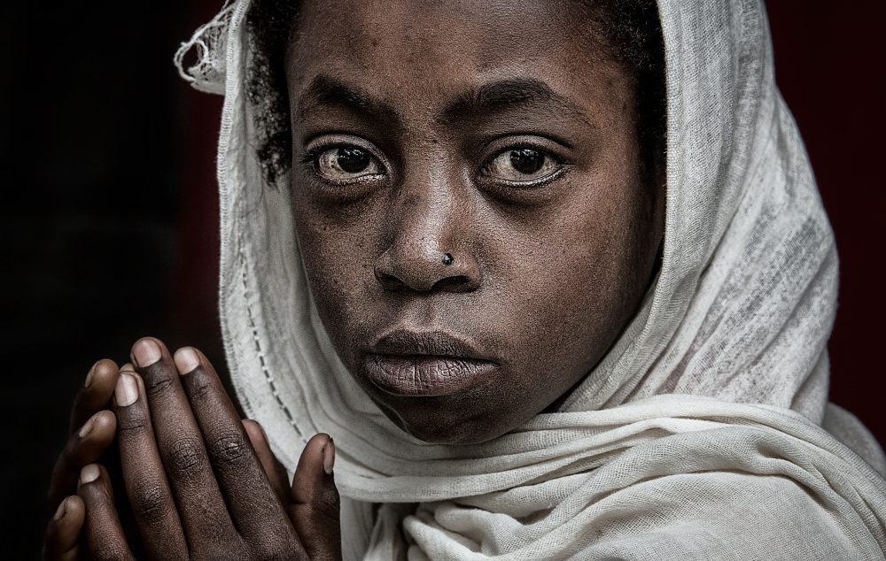 Ethiopian girl praying at a religious ceremony. von Joxe Inazio Kuesta Garmendia