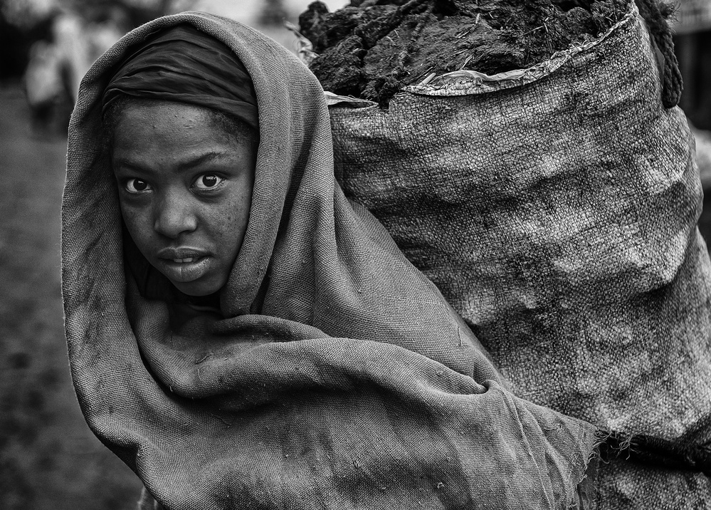 Ethiopian girl carrying manure. von Joxe Inazio Kuesta Garmendia