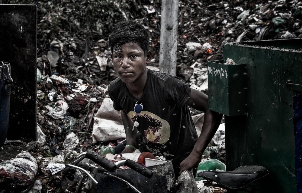 Working on a dumping site in Bangladesh von Joxe Inazio Kuesta Garmendia