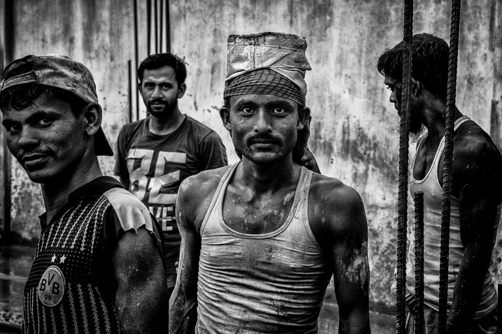 Workers in the streets of Bangladesh von Joxe Inazio Kuesta Garmendia