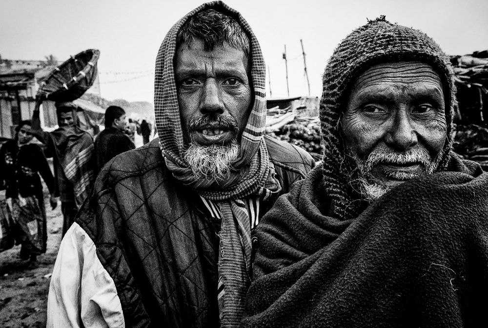 Workers in a market in Bangladesh. von Joxe Inazio Kuesta Garmendia