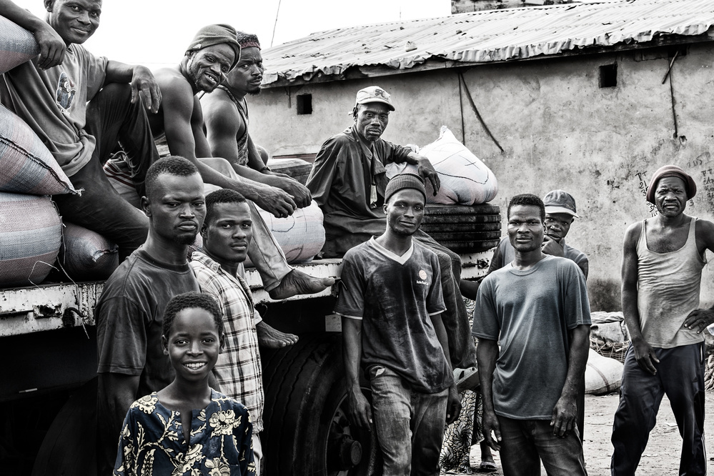 Workers at a market in Benin. von Joxe Inazio Kuesta Garmendia