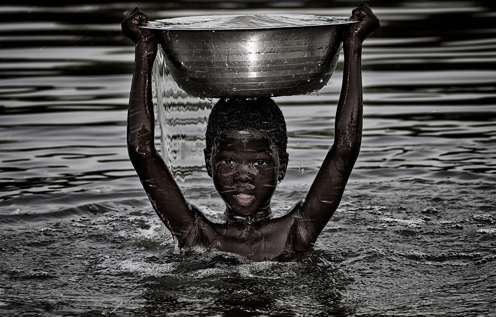 Going for water-III - Benin von Joxe Inazio Kuesta Garmendia