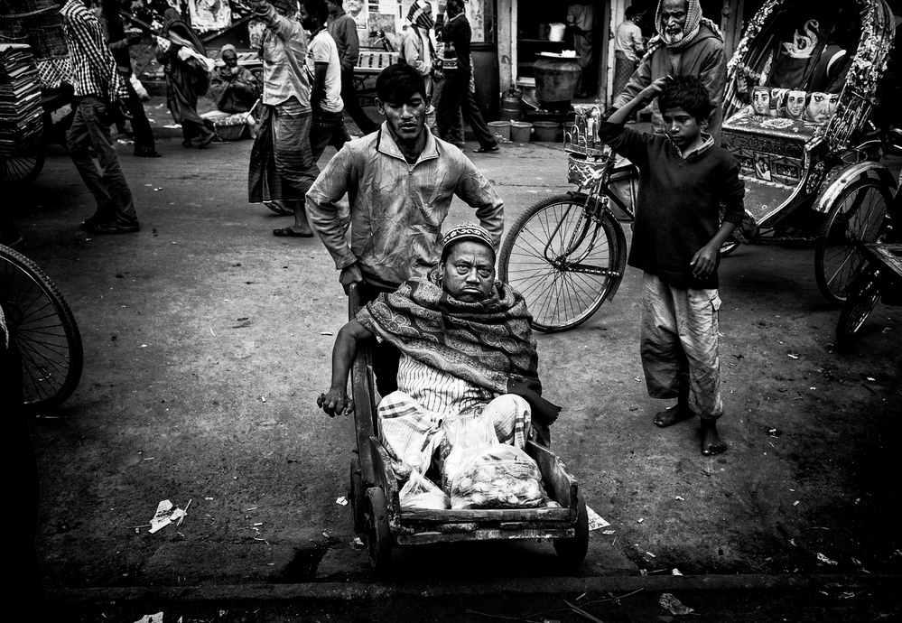 In the streets of Bangladesh - XIII von Joxe Inazio Kuesta Garmendia