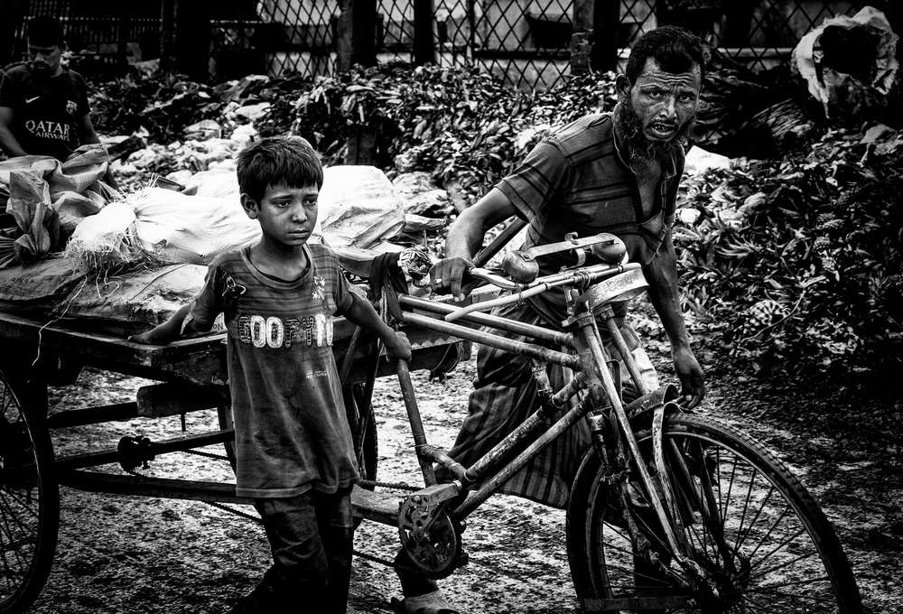 In the streets of Bangladesh - XVI von Joxe Inazio Kuesta Garmendia