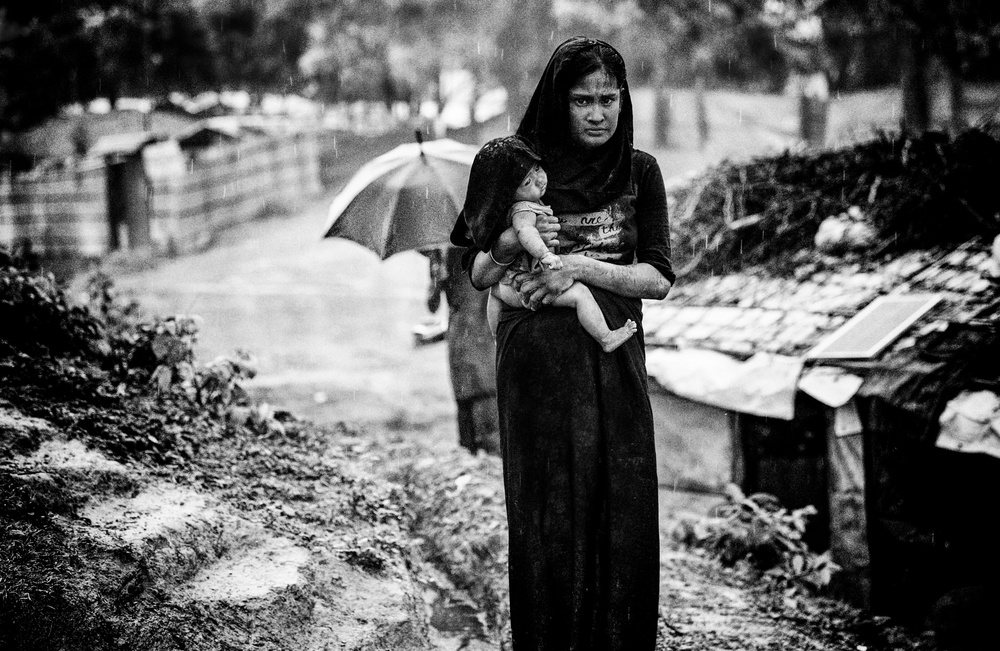 In the streets of a rohingya refugee camp-I - Bangladesh von Joxe Inazio Kuesta Garmendia