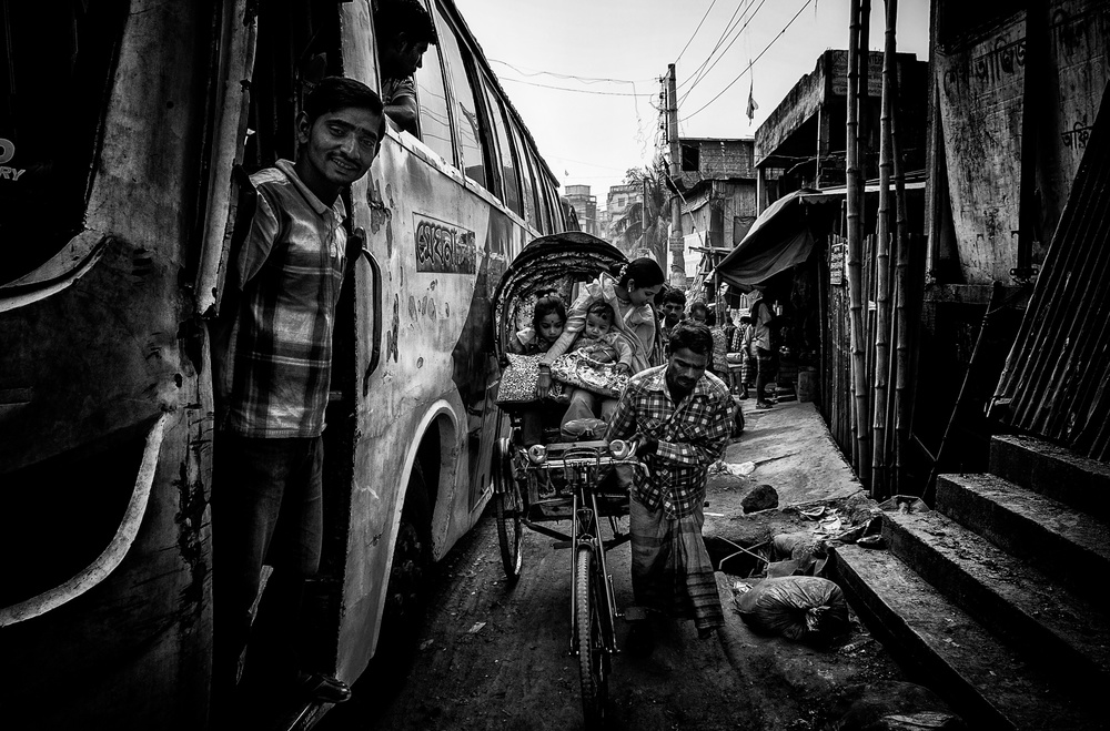 In the streets of Bangladesh. von Joxe Inazio Kuesta Garmendia