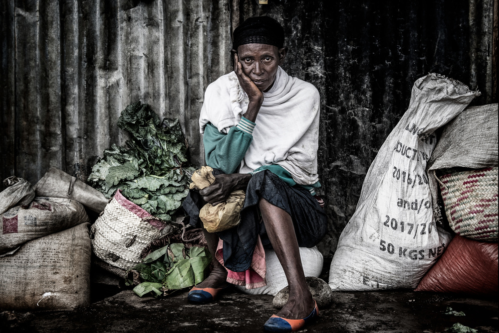 In a market in Ethiopia. von Joxe Inazio Kuesta Garmendia