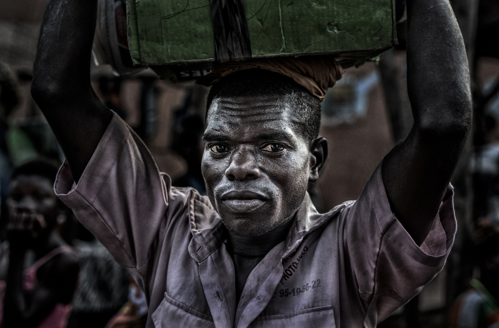 In a market in Benin. von Joxe Inazio Kuesta Garmendia