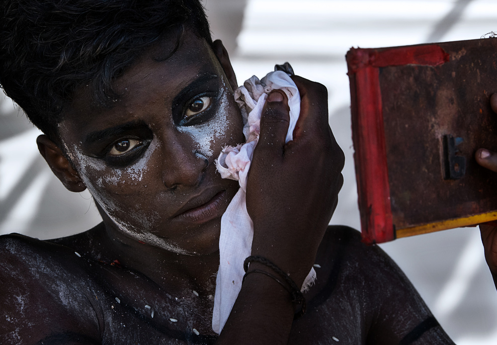 Cleaning up after the Ceremony of Theyyam-Kannur - India von Joxe Inazio Kuesta Garmendia