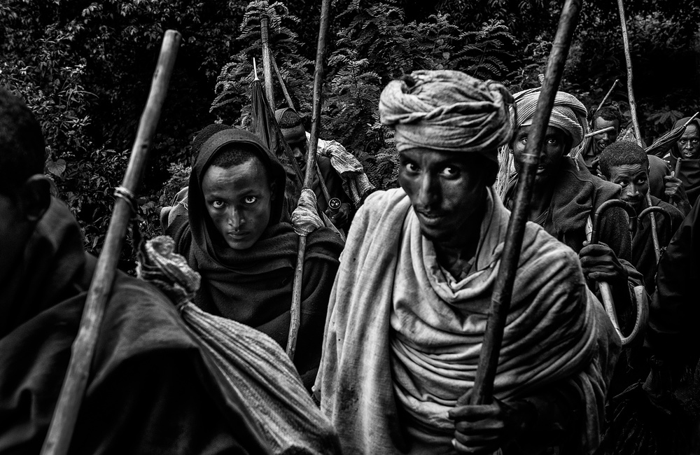 Peasants back from work-I (Ethiopia) von Joxe Inazio Kuesta Garmendia