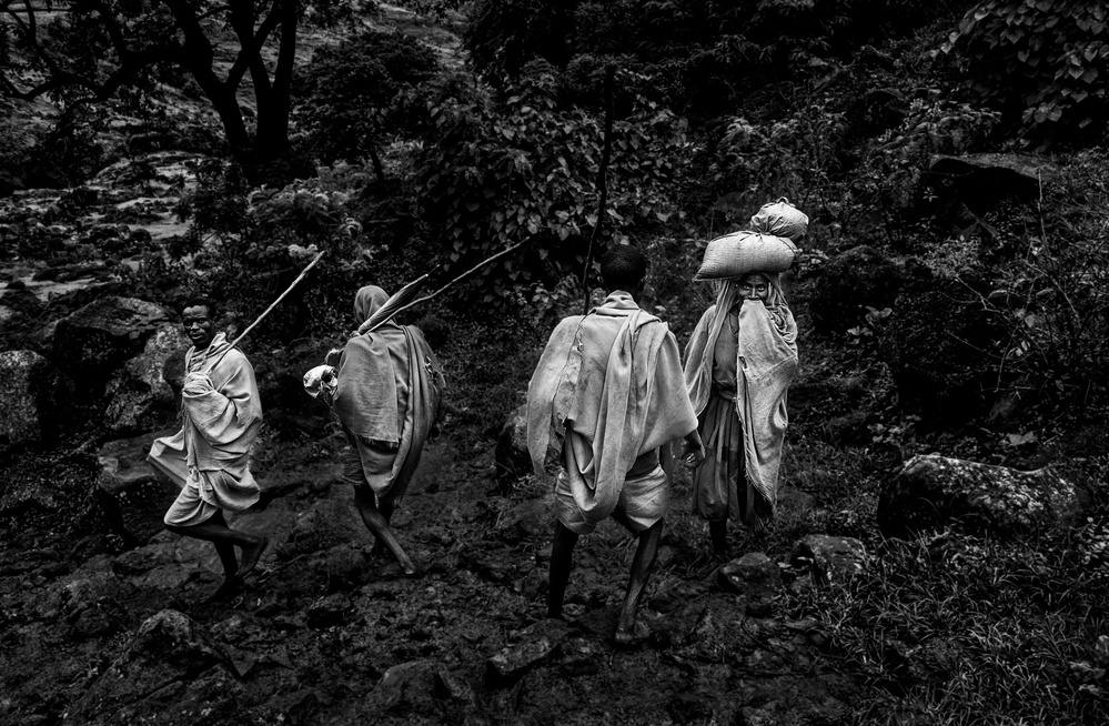 Peasants back from work-VII (Ethiopia) von Joxe Inazio Kuesta Garmendia