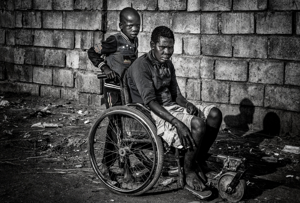 Disabled woman in a slum in Juba - South Sudan von Joxe Inazio Kuesta Garmendia