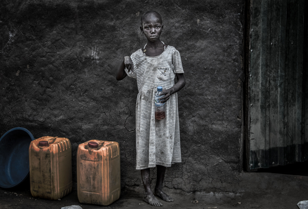 Handicapped girl from the larim tribe - South Sudan von Joxe Inazio Kuesta Garmendia