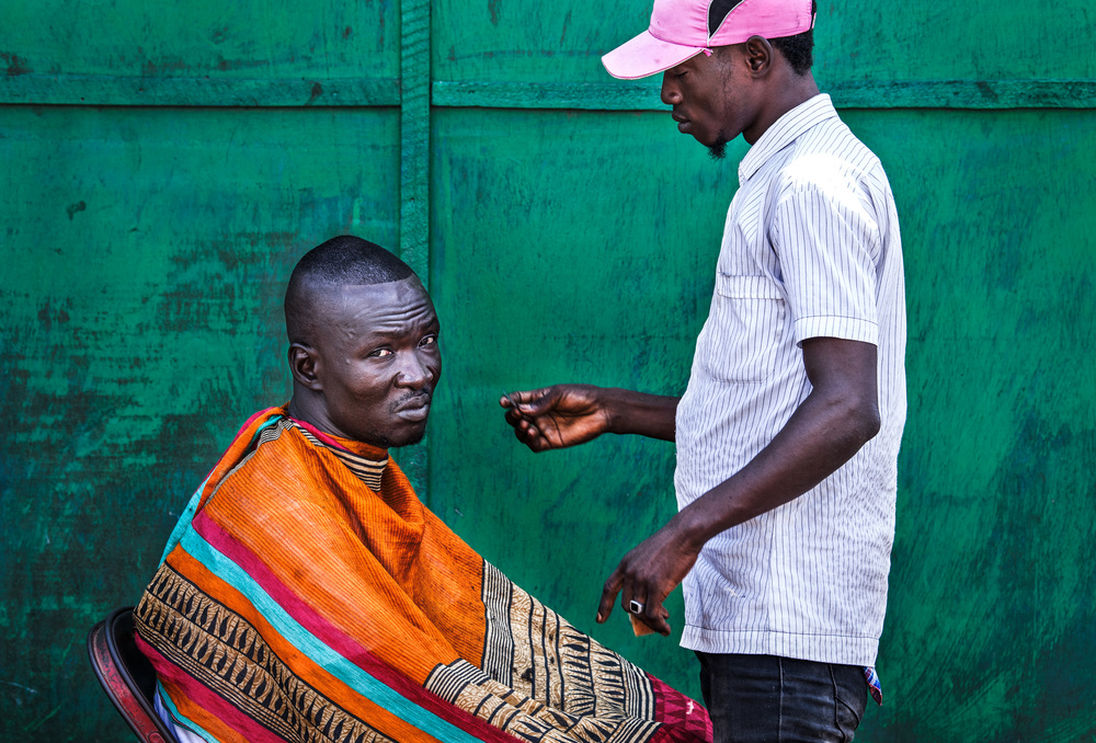 At the hairdesser in the streets of Accra - Ghana von Joxe Inazio Kuesta Garmendia