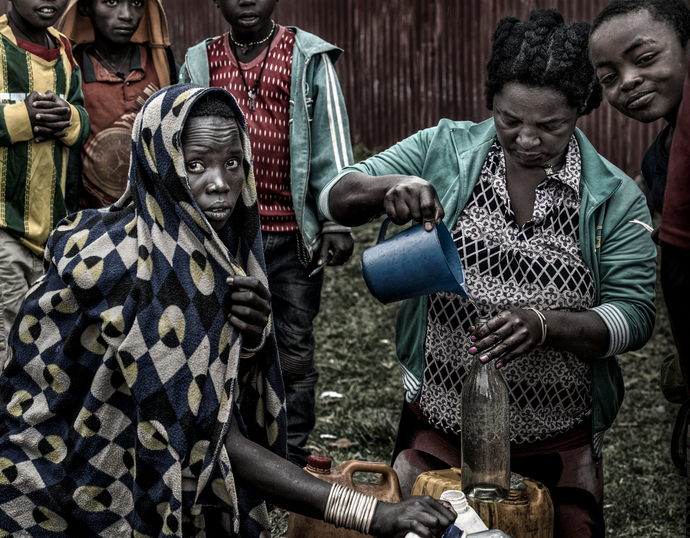 Buying gas in the streets of Ethiopia. von Joxe Inazio Kuesta Garmendia