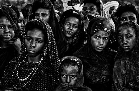 Watching the gerewol festival - Niger