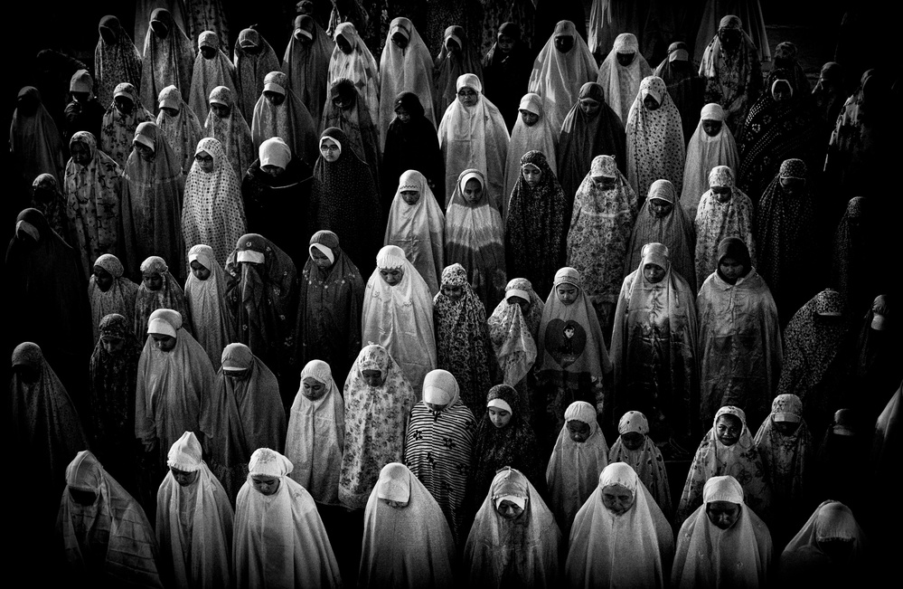 Praying at the Istiglal Mosque in Jakarta - Indonesia von Joxe Inazio Kuesta Garmendia