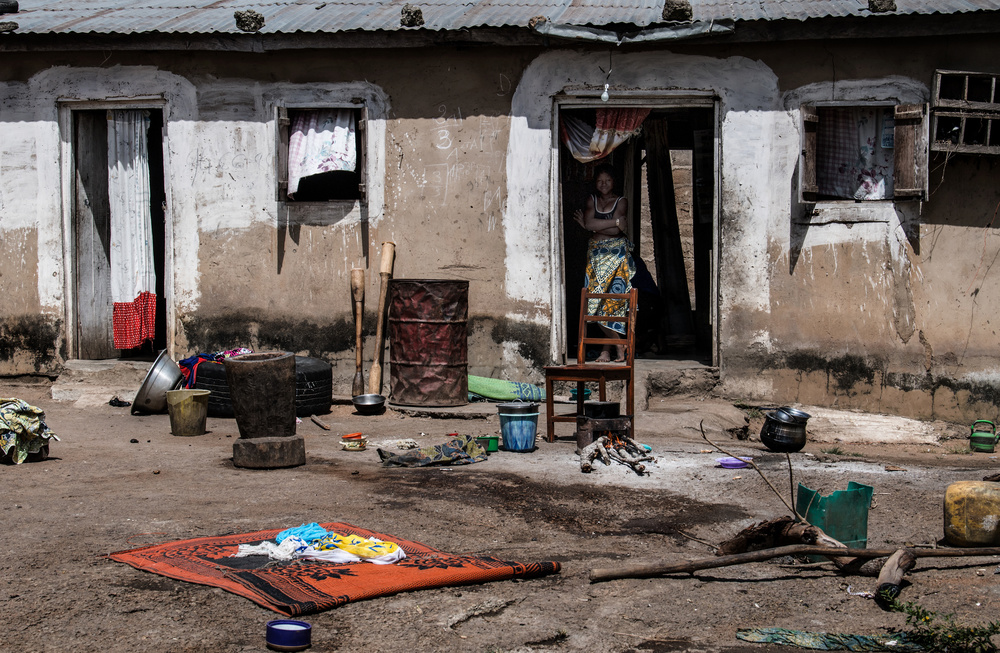 The house near the market-Benin von Joxe Inazio Kuesta Garmendia