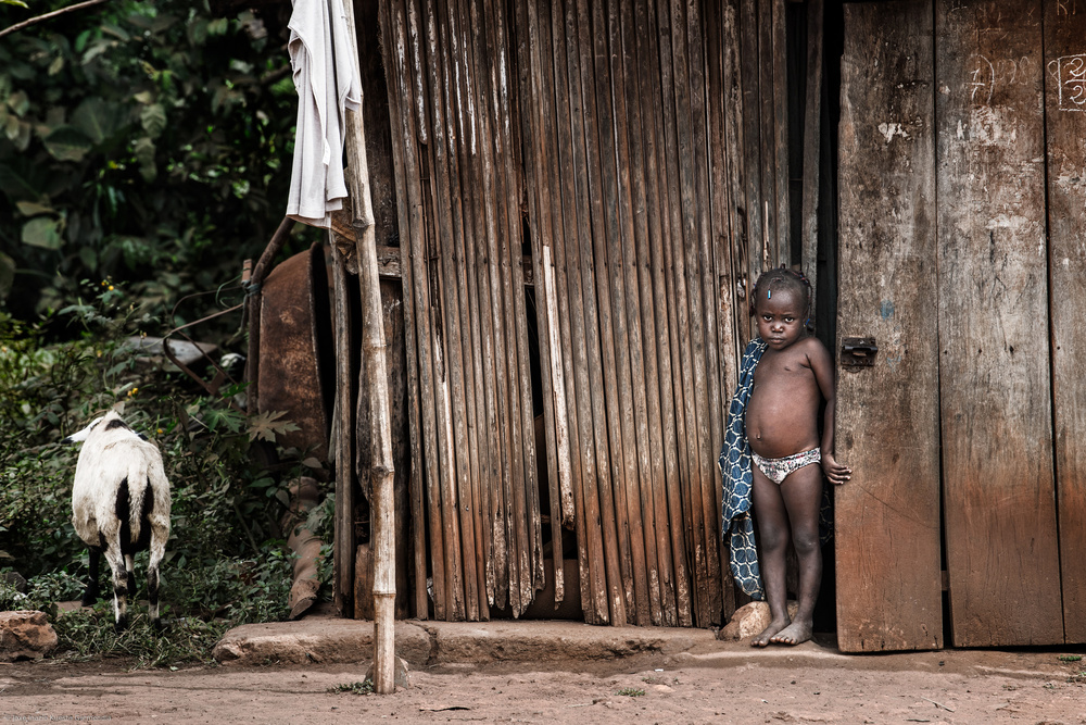 The child and the sheep - Benin von Joxe Inazio Kuesta Garmendia